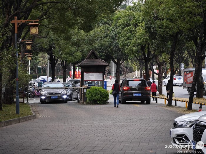 此时丰渚园旁边这个小停车场已停满了车，需要出一辆才能进一辆，停车场外已经有车在等待。