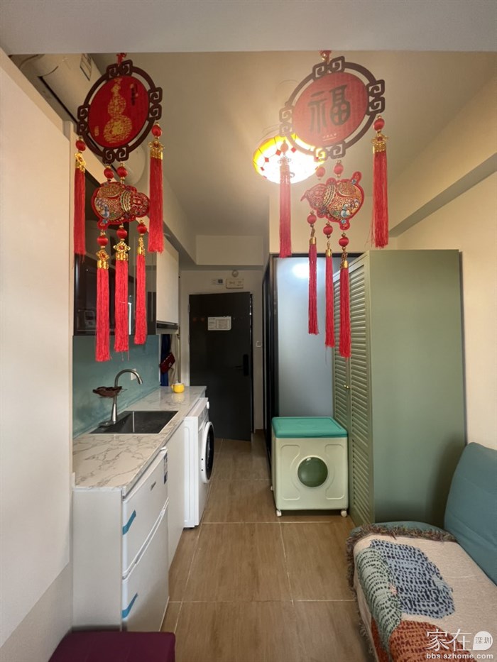 房间虽小，家具还是比较齐全