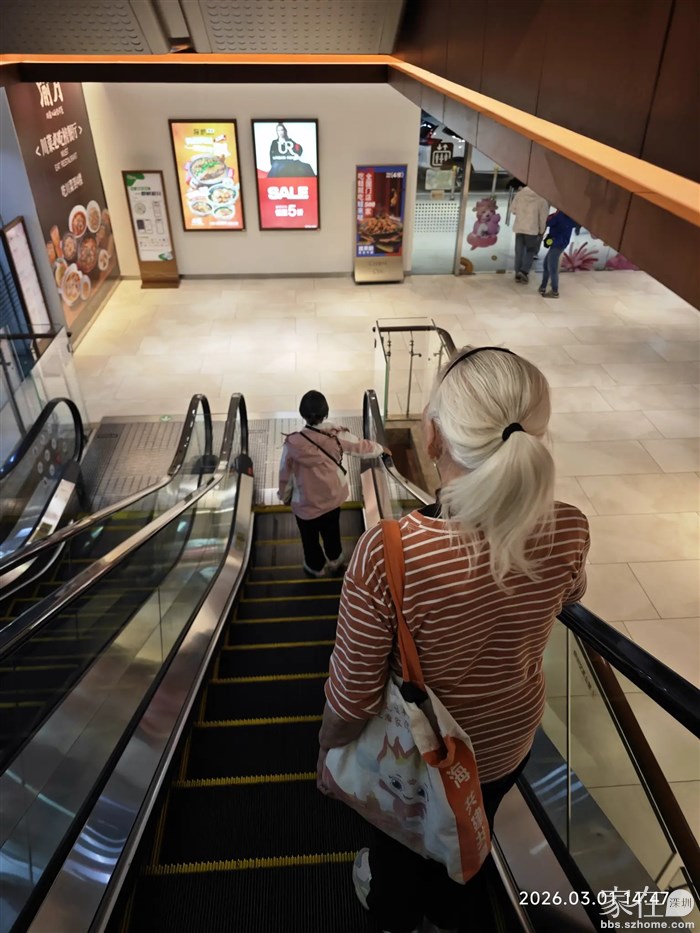 乘扶手电梯坚持要自己走，不让我扶。