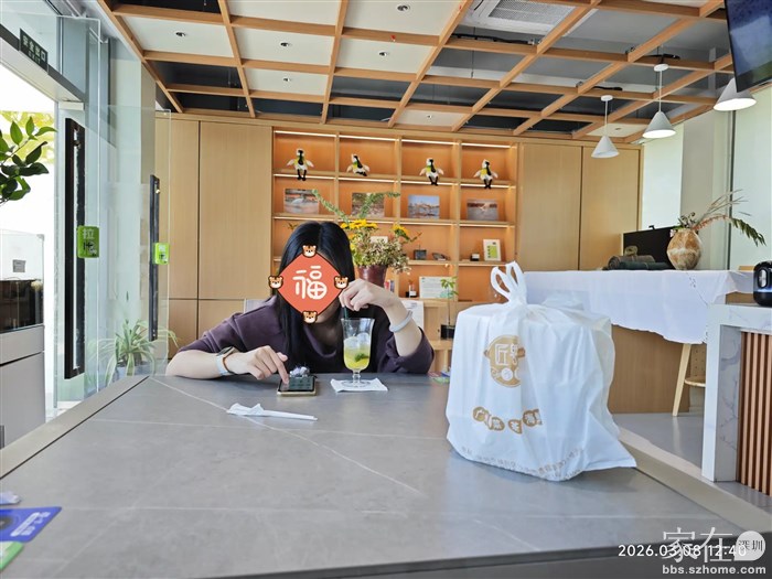 女儿想喝什么都我请，三八节嘛。