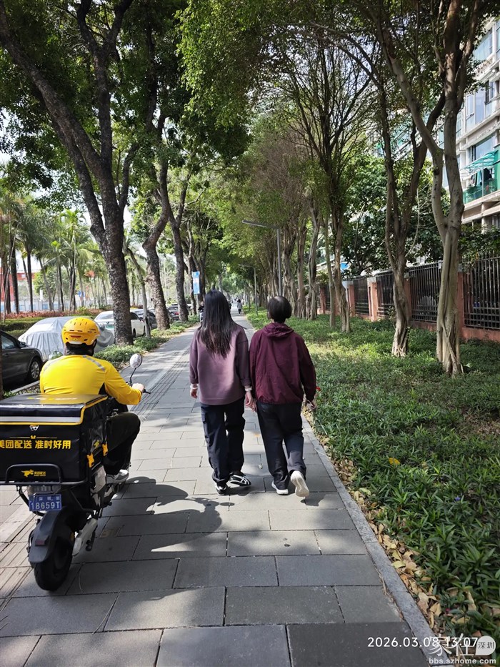 人行道上我在后面压阵确保电鸡车离远点