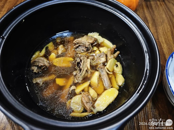 一大锅鸡酒几乎被女儿干完了