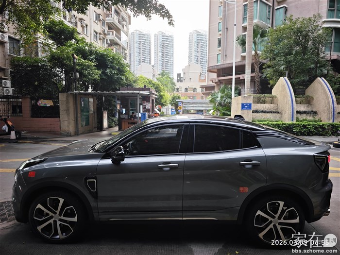 把车开到小区门口静候丫头出门，服务周到。