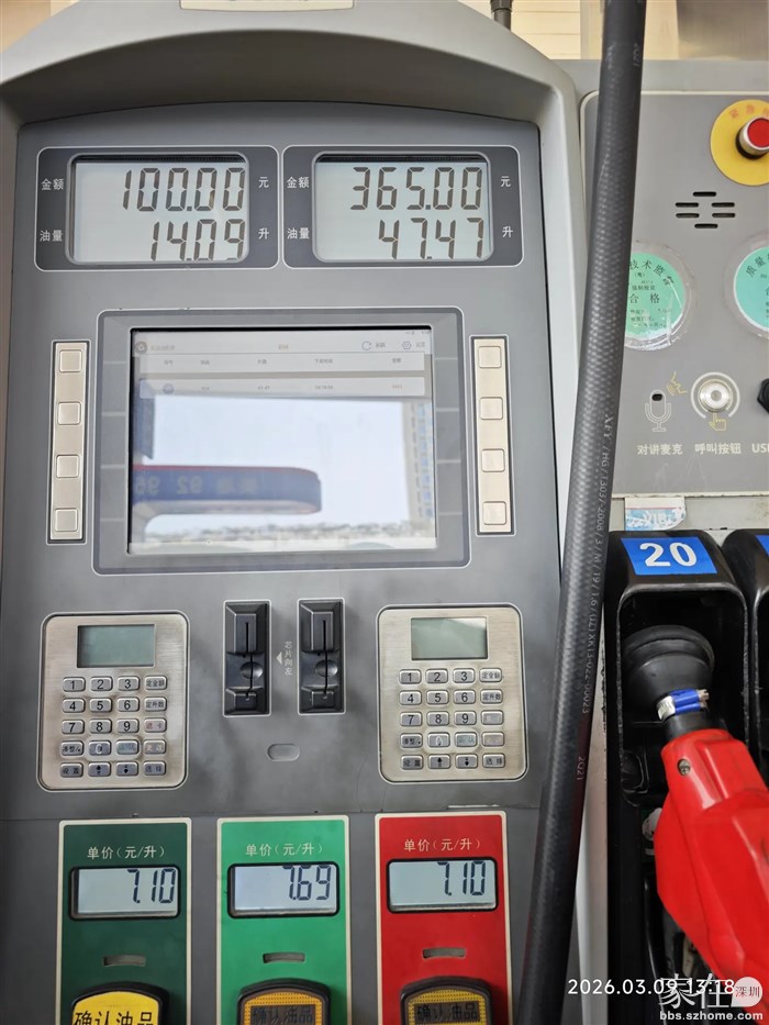 听说今晚12点油价将大涨，先把车子喂饱了。