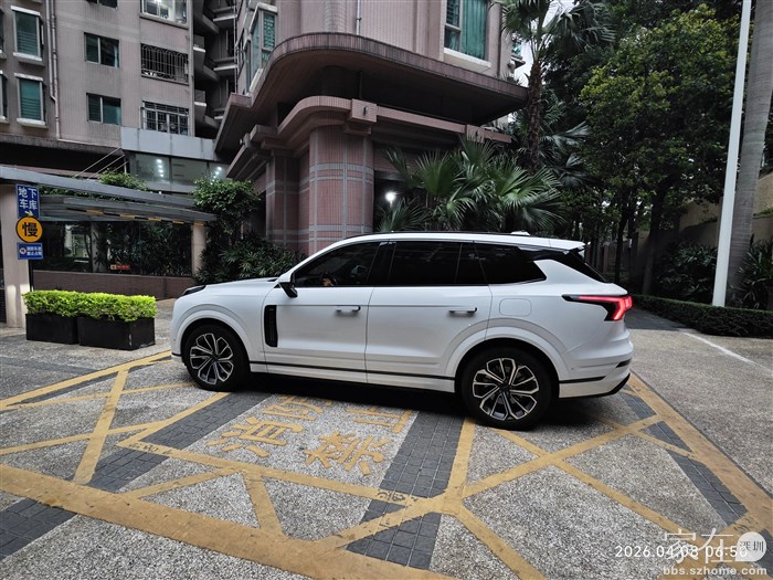 小区外停满了车，只能停进小区等孩子下楼。