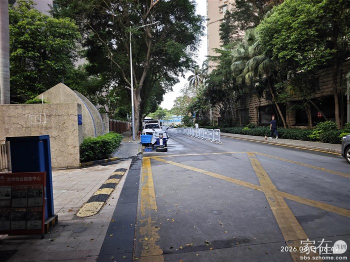 小区外是一辆车都停不下，得把车开回进小区在下车库旁边停下才好等孩子。
