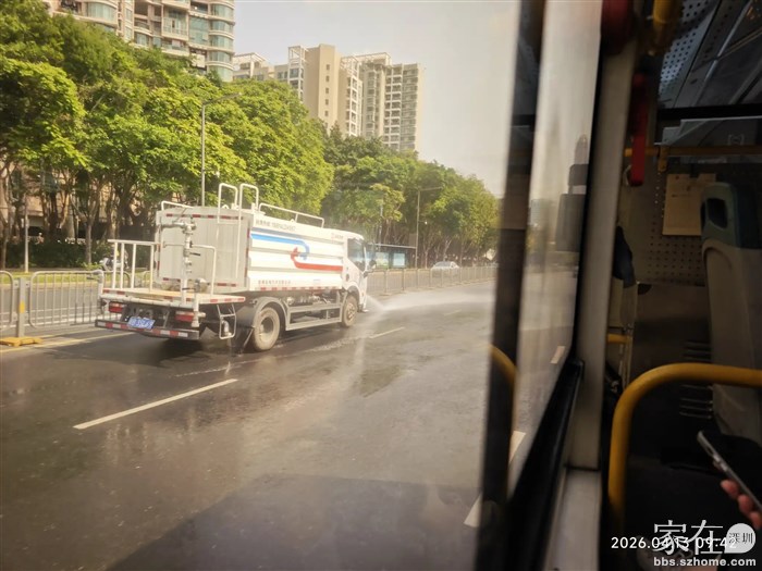 看见洒水车就来气