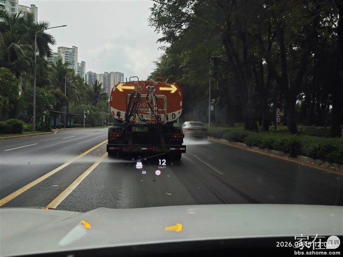 还是躲都躲不开的让我极度厌恶的洒水车，之前己答应领导不爆粗口的，但在车里仍是忍不住当着领导的面问候了他100遍。