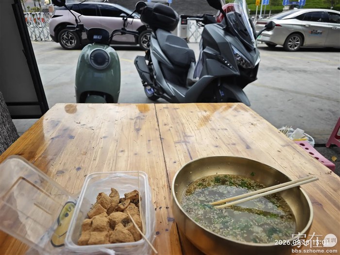 再配上三月街上买的糍粑，吃的饱饱的。
