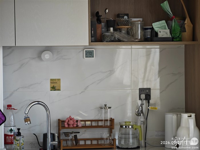 监测阳台的温度计置于此