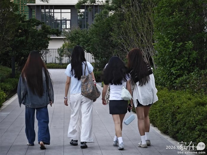 现在大理的气候穿长、短衣都舒服。