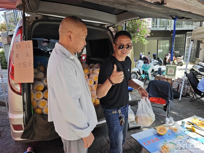 去年卖丑苹果的老哥也在，不过丑苹果还要最少两个月以后才能上市，现在不知道他上哪弄来哈密瓜在卖。