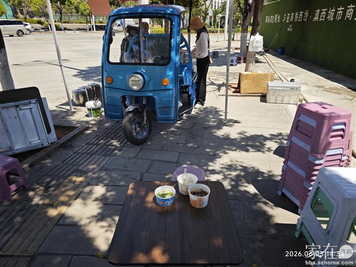 路边自助摊档，12块钱一人。