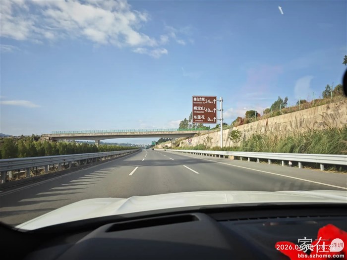 云南的高速平时根本没车，开着就爽。