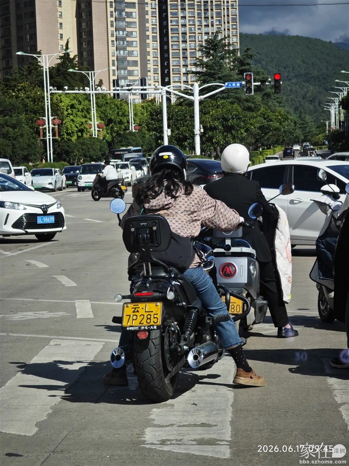 女子骑大排量摩托就是潇洒