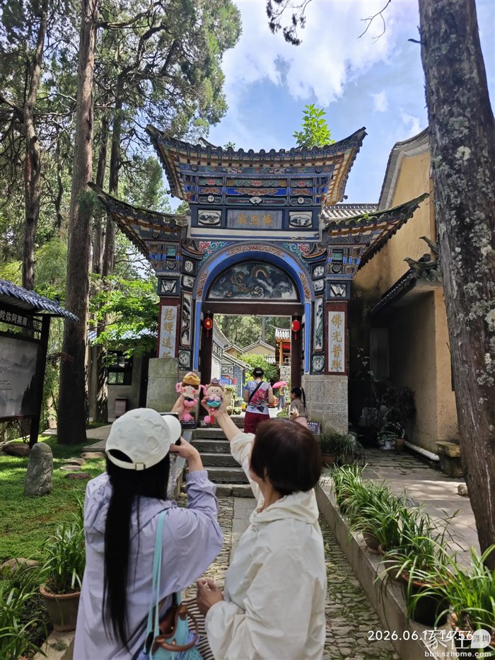还要给公仔留个照