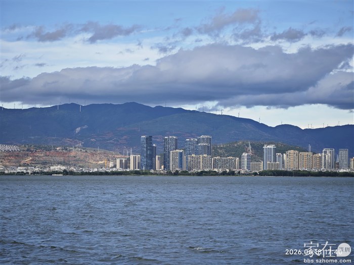 在洱海月湿地公园望过去对面我住的小区