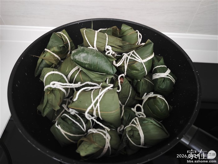 前一天在小区活动中包好在家里煮好的粽子特意拿了一些过去。