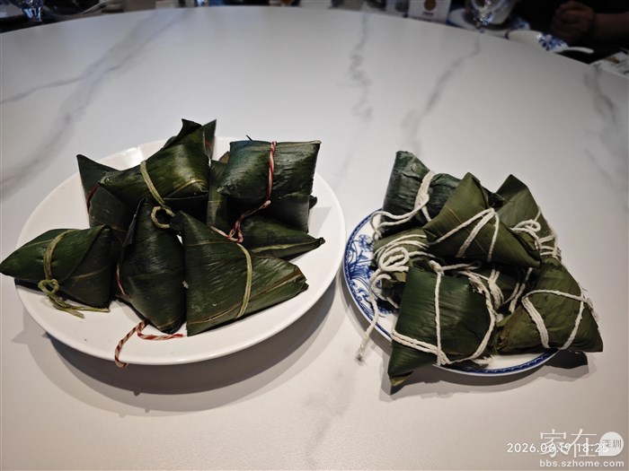 端午节饭店也上了粽子，左边是饭店的右边是我的。