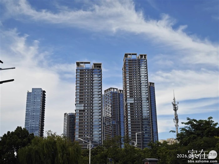 站在饭店门口，望着自己住的小区。