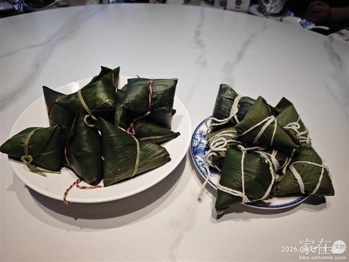端午节饭点也送上了粽子，左边是饭店的，右边的是我的。