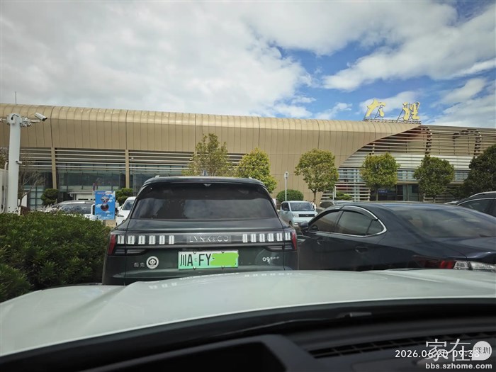机场前面停着一辆跟我一样的车