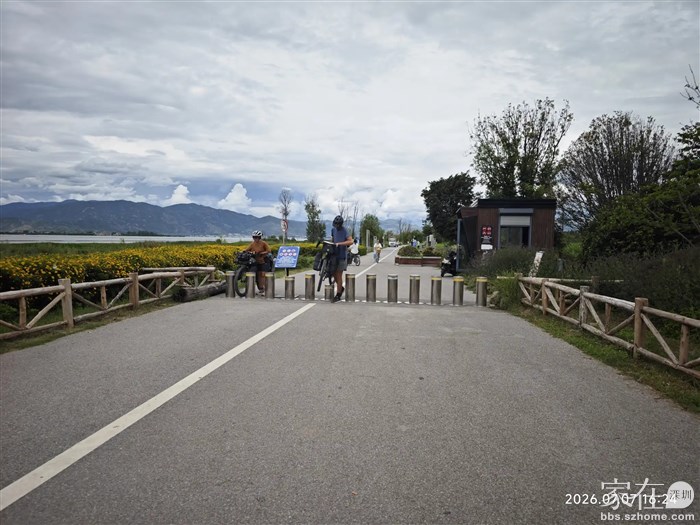 经过大丽路桃源村，46公里的洱海生态廊道到这里是尽头，与大丽路交汇。在古生村时遇到这2位歪国人，我骑小摩托离开古生村到了周城逛了一圈后来到这里正好又遇到他们，从古生村骑到这里是20公里。