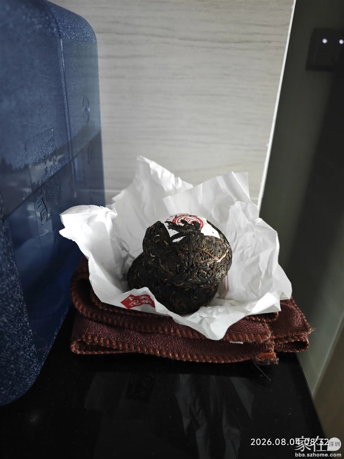 自己做的两个沱茶还要在通风阴凉处晾至10天，让它的水份慢慢的挥发。