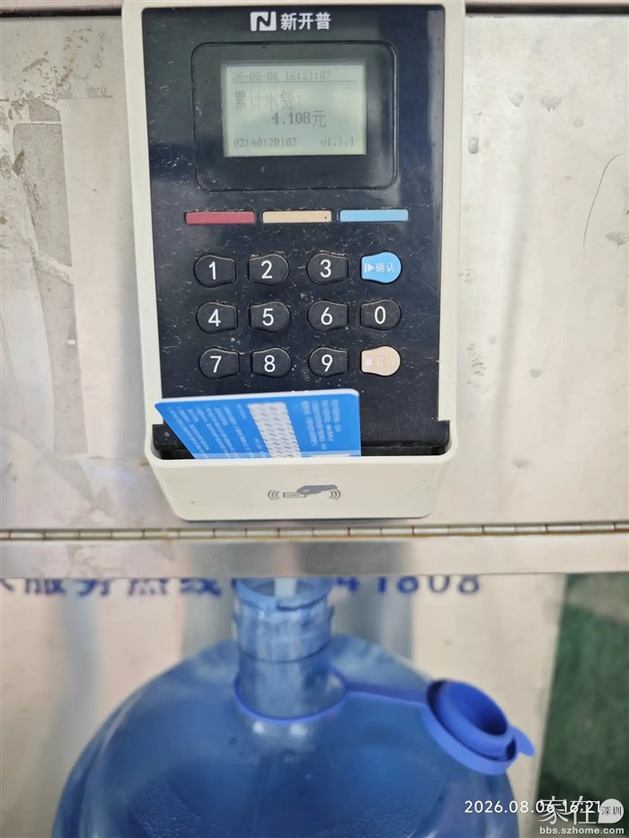 一桶水4块钱，大理这个直饮水可是达到世界最高标准的，这就是大理喝好水的自由。