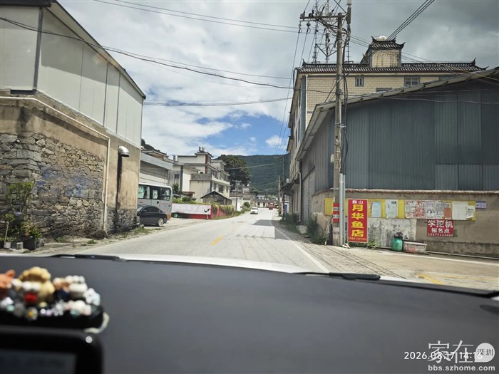 到了沙坝这段路，路的两边都是鱼庄。