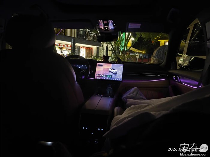 只能躲进车里睡了